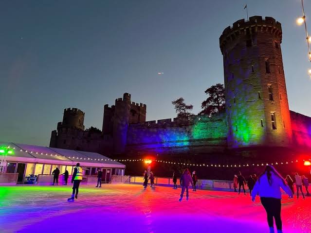 Sunday 13th December π
πΌ Christmas Collection π Warwick Castle & Light Trail β¨